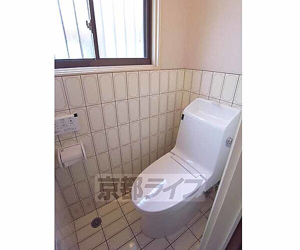 画像7:窓付きで明るいトイレです。