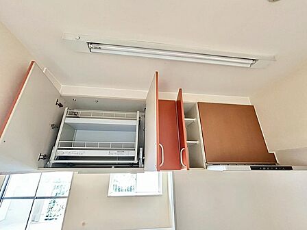 キッチンの吊戸棚で収納も豊富です♪