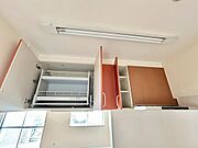 キッチンの吊戸棚で収納も豊富です♪