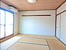 和室：８畳和室♪押し入れ収納付き♪バルコニーに面したサッシは二重サッシです♪