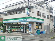 ファミリーマート川崎小杉御殿町店 徒歩8分。コンビニ 590m