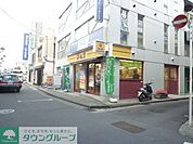 松屋 徒歩11分。 830m