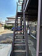 １階の事務所から出て外階段で２階の居住スペースへ行きます。(´▽｀*)お問合せはハウサーチまで！現地のご案内大歓迎！当社は全国80拠点の「家づくり相談所つくば店」です！不動産売買＆外構工事の専門店！