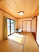 【リフォーム中】リビング横の和室です。壁はクロス貼替を行います。