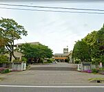 佐久市立野沢小学校（521m）