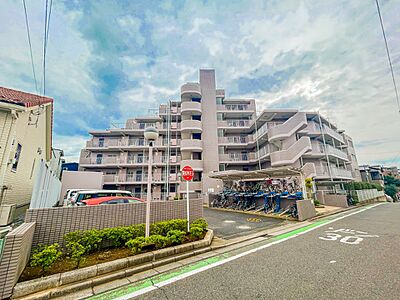 外観：【外観】新規リノベーション物件！小中学校徒歩5分圏内！ここから始まる「日常」はご家族にとってかけがえのない時間となります。少しでも豊かに、快適に。