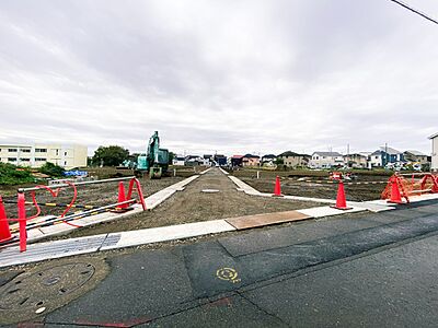 外観：【北側からの視点】家の前をまっすぐの通りが走っている。クルマは少なく、人々は毎朝、ウォーキング、ジョギング、犬の散歩など、フリーな朝時間を過ごしている。