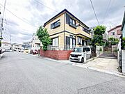 【前面道路】陽当りや通風性など各所に施された工夫で住みやすさを実現。部屋の大きさや周辺環境・街並など、資料には掲載していない情報が現地にはたくさんございます。是非ご確認下さい。