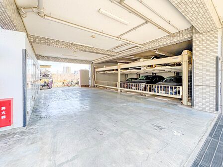 【敷地内駐車場】毎日の生活にマイカーが必須という方は、購入を検討する際、駐車場があることは大事な条件です。毎日の通勤や家族の送迎、買い物やお出かけなど車のある暮らしを満喫したい方は要チェック…