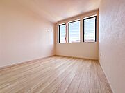【子供部屋5.2帖】お子様のお部屋にぴったりなクロークを備えたフローリング仕様の洋室です。