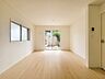 室内：【リビングダイニング】うららかな陽射しがどのお部屋にも降り注ぎますように、快適さを追求した間取設計。得難い立地環境での生活を恵みの豊かな永住の地へと変えてくれます。