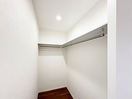 【WIC(ウォークインクローゼット)】たくさんの洋服をかけてもシワになりにくいウォークインクローゼット。洋服以外にも、普段使わない家電やスーツケース、ストック品など何でも片付く嬉しい空間です…