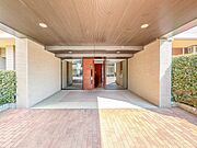 【エントランス】 そのマンションの第一印象となるのがエントランスです。訪問されたお客さまをやさしくお迎えします。エントランスホールは、いわばマンションの顔です。