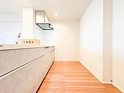 【キッチン】ナチュラルな自然光の中での調理。会話が弾む対面型キッチン。お洒落な食器類を余裕で収納できるスペース。動きやすい女性目線のキッチン動線。これからはお料理をつくる時間が劇的に変わりま…