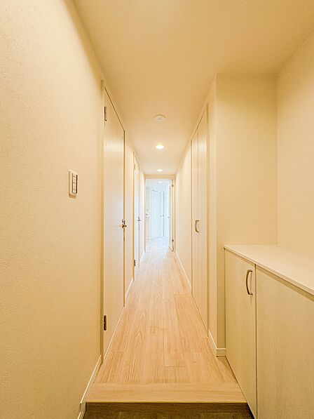 【廊下】玄関からリビングへ向かう廊下です。