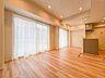 室内：【LDK13.7帖】爽やかな日差しが差し込む明るいリビングです。