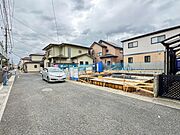 【前面道路5.7ｍ】家の前をまっすぐの通りが走っている。クルマは少なく、人々は毎朝、ウォーキング、ジョギング、犬の散歩など、フリーな朝時間を過ごしている。