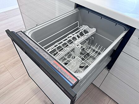 【ビルトイン食器洗乾燥機】食洗機は高温のお湯や高圧水流で汚れを効果的に落とし殺菌効果も期待できます。