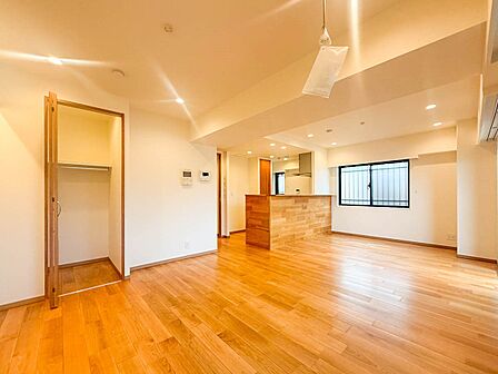 【LDK19.0帖】料理中もリビングにいる家族と会話が弾む対面式キッチンを採用 。約19.0帖という広さを活かし、多目的に使えるリビング空間となっています 。