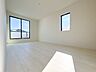 洋室：4号棟【洋室6帖】部屋の快適性を追求していくと、内装はシンプルになります。そしてポイント、ポイントにアクセントをつけて、リズムをつくる。シンプルな内装とは、リズミカルな内装と気づきます。