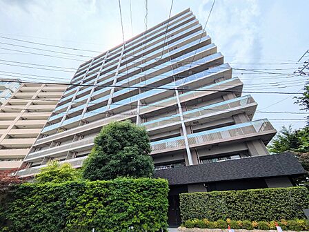 【外観】ここから始まる「日常」はご家族にとってかけがえのない時間となります。少しでも豊かに、快適に。そんな想いから本邸宅は生まれました。