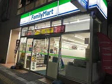 コンビニ 290m ファミリーマート浦和高砂店(ファミリーマートの強さは、少量のお惣菜を売るファミデリカとドラッグストアと組んだコラボ。サラダを中心にしたヘルシー食材が充実のコンビニです。)…