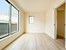洋室：A号棟【洋室6.25帖】柔らかな陽光とフローリングの色味が調和した快適な空間。