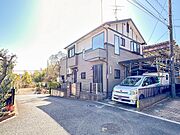 家の前をまっすぐの通りが走っている。クルマは少なく、人々は毎朝、ウォーキング、ジョギング、犬の散歩など、フリーな朝時間を過ごしている。