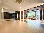【ロビー】エントランスホール近くに設けられるロビーは「来客があった時簡単に用事を済ます場」として使われるようです。来客が多い人にとっては自宅に通さず用事が済む「便利」な場所です。
