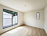 寝室：【寝室】シンプルな内装はおしゃれのポイントです。シンプルは華美より飽きがこないからです。色や模様でおしゃれ感をだす。それがシンプルイズビューティーです。