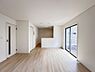 室内：【リビングダイニング】シンプルなデザインの家は風情がある。住む人のこだわりを感じる。外観も内装もいたってシンプル。居心地がよく、家事や趣味、子育てなどにも集中できる。家も人間も熟成するほどシ…