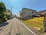 外観：【前面道路6ｍ】家の前をまっすぐの通りが走っている。クルマは少なく、人々は毎朝、ウォーキング、ジョギング、犬の散歩など、フリーな朝時間を過ごしている。