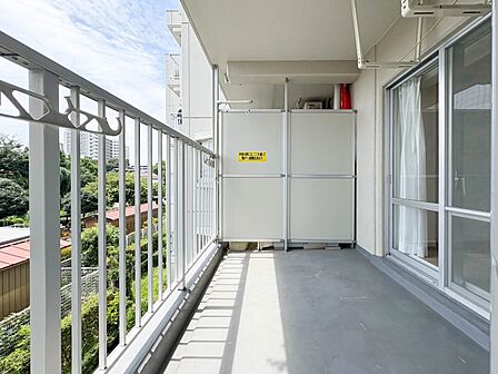 【バルコニー】  バルコニーから差し込む陽光・通風は、住環境・快適性と共に有り続ける貴重な「財産」です。
