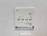 設備：【浴室暖房乾燥機】  雨の日の部屋干しは乾きにくく、生乾きの臭いが気になります。浴室暖房乾燥機があればそんな心配はいりません。換気や暖房機能もあるのでカビの発生や寒い日のヒートショックも防ぎ…
