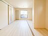 室内：【手すり付階段】手すりがないと階段の昇り降りで危険なことはもちろん、壁に手をつきながら歩くことで壁紙が汚れやすくなります。すべての方に快適に昇り降りしていただくため、手すりを設置しました。
