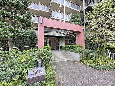 【エントランス】その住居の第一印象となるのがエントランスホールです。訪問されたお客さまをやさしくお迎えします。エントランスホールは、いわば住居の顔です。