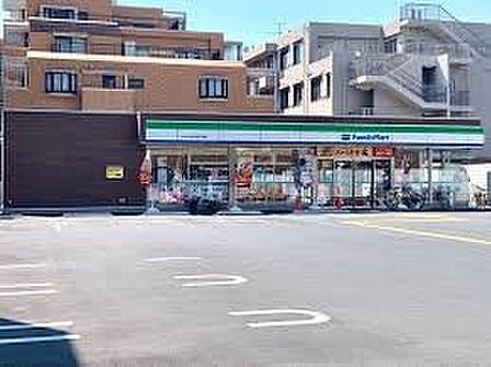 コンビニ 170m ファミリーマートさいたま鈴谷四丁目店(ファミリーマートの強さは、少量のお惣菜を売るファミデリカとドラッグストアと組んだコラボ。サラダを中心にしたヘルシー食材が充実のコンビ…