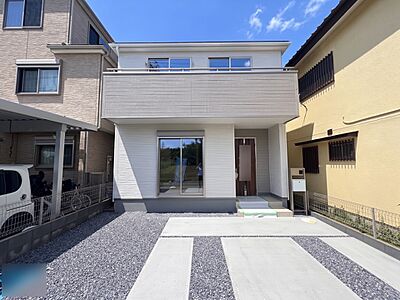 外観:【外観】堂々たる趣ながら、主張し過ぎずどこか余裕を感じさせるシャープなフォルムで佇む邸宅は、晴天の空と照らし合わせる事で、本来あるべき完成形の姿を見せてくれます。 外観:【外観】堂々たる趣ながら、主張し過ぎずどこか余裕を感じさせるシャープなフォルムで佇む邸宅は、晴天の空と照らし合わせる事で、本来あるべき完成形の姿を見せてくれます。