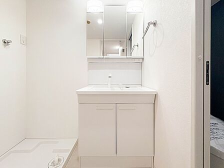 【洗面台】 十分な大きさの洗面台は、身だしなみチェックや歯磨きなど、朝の慌ただしい時間でもホテルライクなスペースで余裕とゆとりを感じて頂けます。