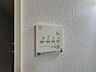 設備：【浴室暖房乾燥機】  雨の日の部屋干しは乾きにくく、生乾きの臭いが気になります。浴室暖房乾燥機があればそんな心配はいりません。換気や暖房機能もあるのでカビの発生や寒い日のヒートショックも防ぎ…