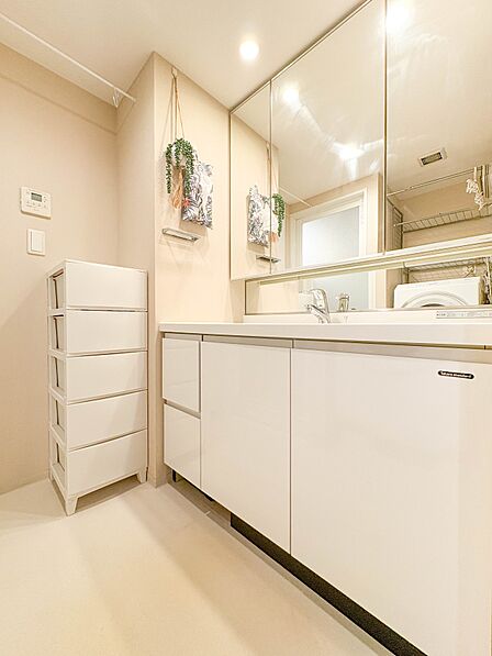 【Basin-洗面台-】 十分な大きさの洗面台は、身だしなみチェックや歯磨きなど、朝の慌ただしい時間でもホテルライクなスペースで余裕とゆとりを感じて頂けます。