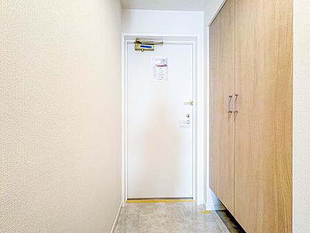 【玄関】 玄関はおうちの顔と言われます。収納力豊富なシューズボックスでスッキリとした素敵な玄関でお客様をお迎えしてください。