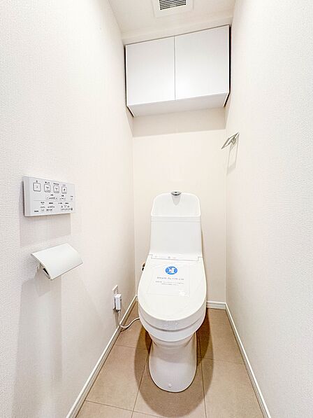 【トイレ】トイレ・ウォシュレット付。快適で衛生的な洗浄機能付温水シャワートイレです。