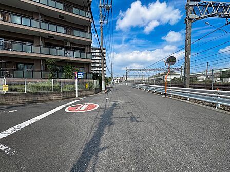【前面道路】家の良し悪しだけでなく周辺環境も重要なポイント。※青空はイメージです。
