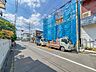外観：【前面道路8M】家の前をまっすぐの通りが走っている。クルマは少なく、人々は毎朝、ウォーキング、ジョギング、犬の散歩など、フリーな朝時間を過ごしている。