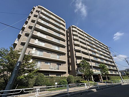【外観】こちらの物件が少しでも気になるようでしたら、お気軽にお問合せください。人生でいちばん大きなお買い物ですので、ゆっくりご見学ください。ネット上の画像と実際の見学では、リアル感がまるで違…