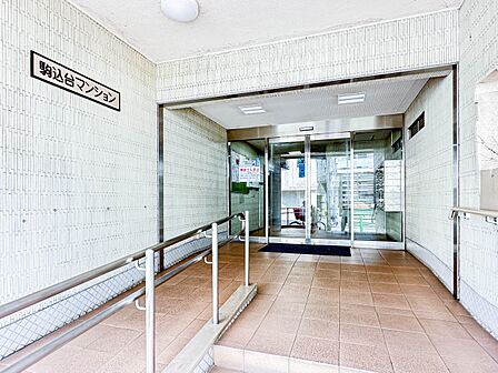 【エントランス】エントラント内は、ゆったりし落ち着きのある空間です。