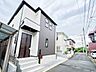 外観：【前面道路4ｍ】家の前をまっすぐの通りが走っている。クルマは少なく、人々は毎朝、ウォーキング、ジョギング、犬の散歩など、フリーな朝時間を過ごしている。