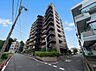 外観：【前面道路】家の前をまっすぐの通りが走っている。クルマは少なく、人々は毎朝、ウォーキング、ジョギング、犬の散歩など、フリーな朝時間を過ごしている。
