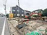 外観：【前面道路】家の前をまっすぐの通りが走っている。クルマは少なく、人々は毎朝、ウォーキング、ジョギング、犬の散歩など、フリーな朝時間を過ごしている。